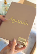 Combo Bíblia Courino Nude com Nome Vazado Dourado + Placa Média + Cartela de Índices